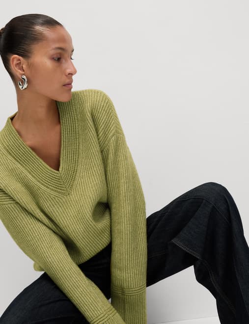 Cloud-Yarn Ribbed V-Neck Jumper