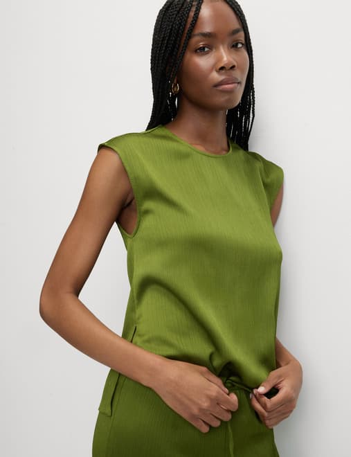 Plisse Round Neck Sleeveless Top