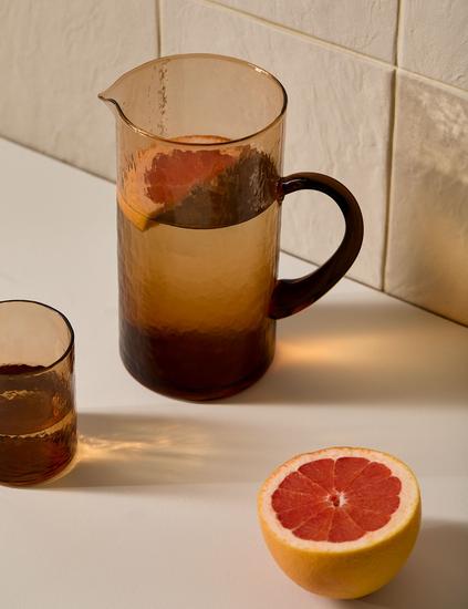 إبريق زجاجي مطروق