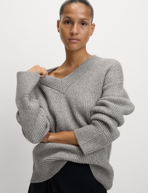 Cloud-Yarn Ribbed V-Neck Jumper