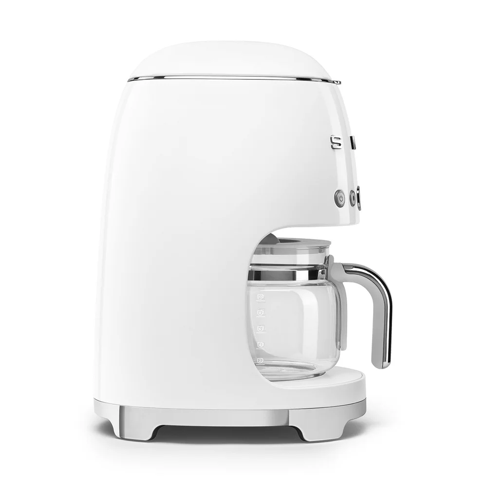 ماكينة قهوة بالتنقيط بأسلوب خمسينيات Smeg مع إبريق زجاجي، DCF02WHUK (سعة 1.4 لتر، قوة 1050 واط)