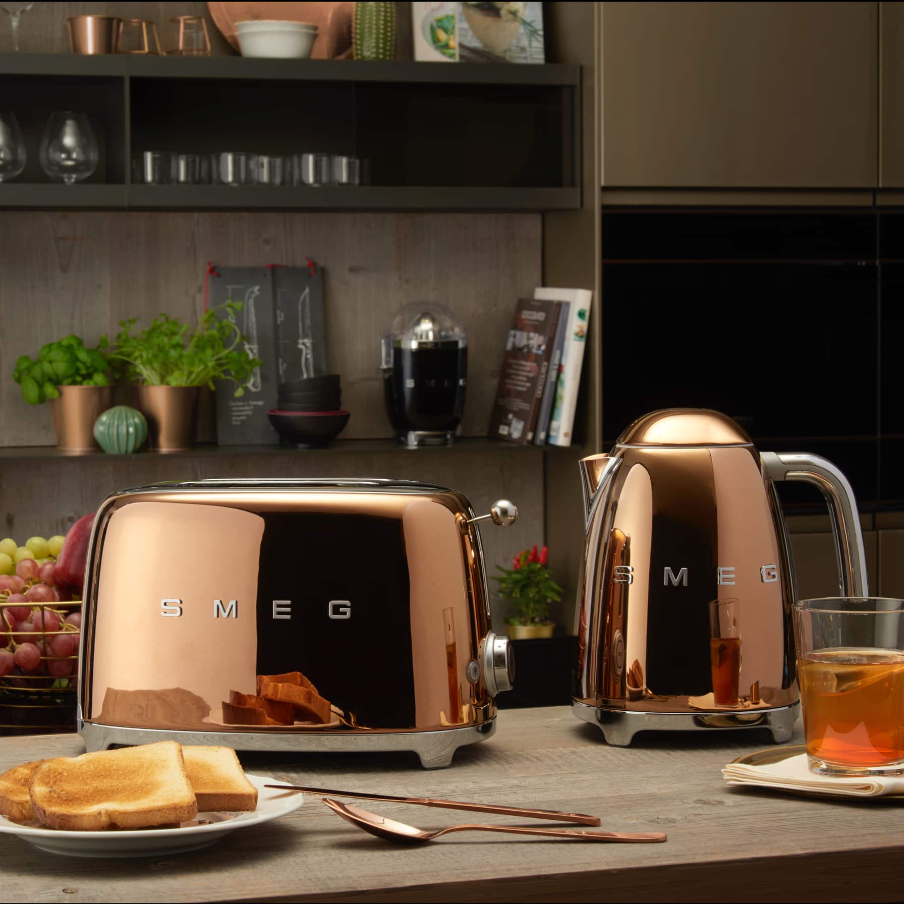 SMEG 50s Retro Style Kettle, KLF03RGUK (2400 W)