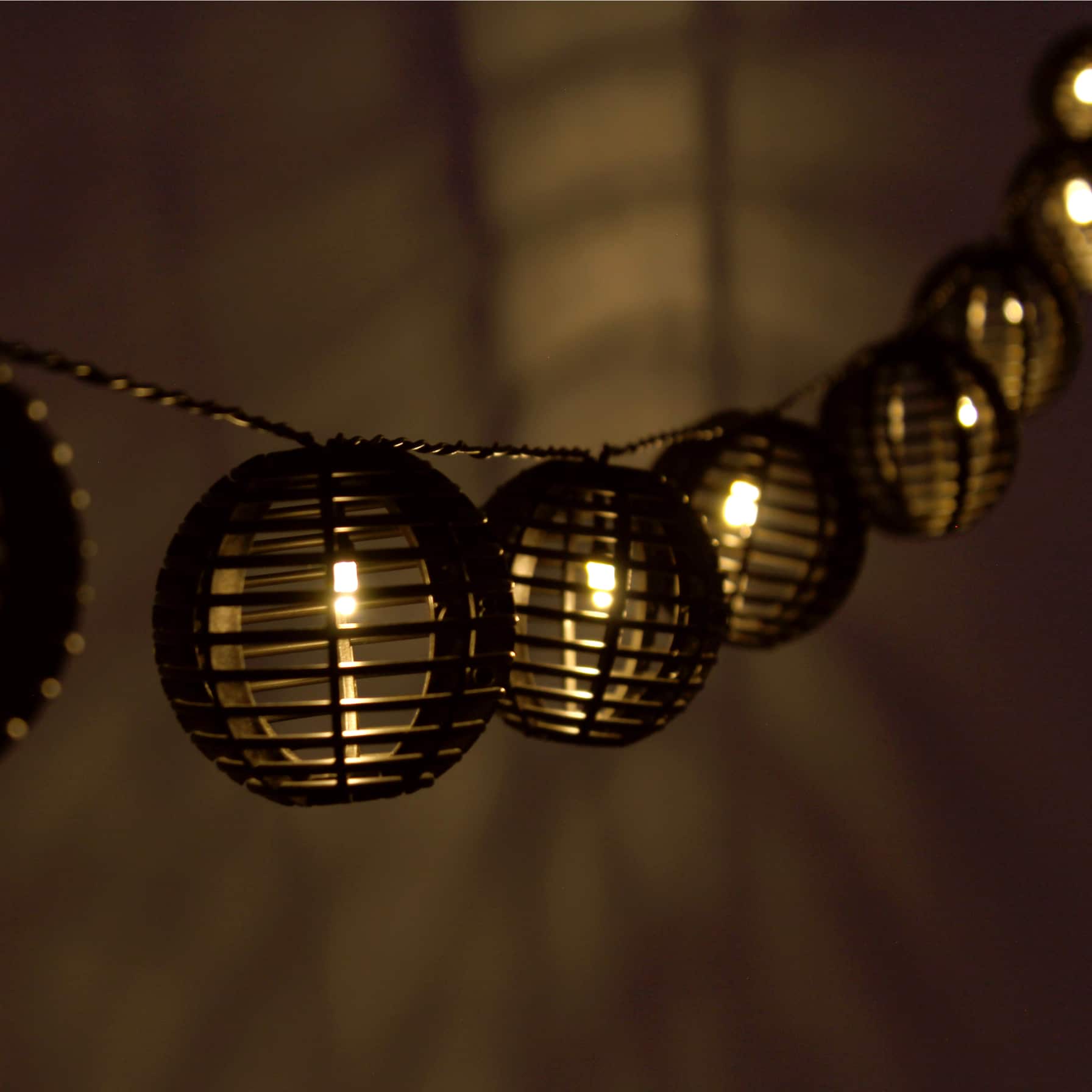LED String Light W/Plastic Balls (10 W)