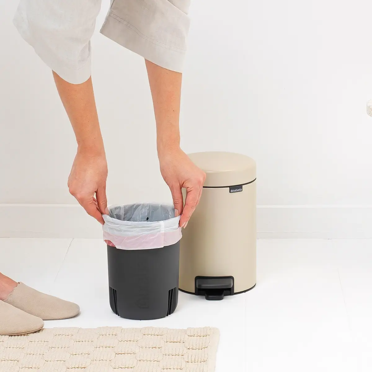 Brabantia Newicon Stainless Steel Lid Pedal Bin (23.5 x16.8 x 26.4 cm, 3 L, Beig)