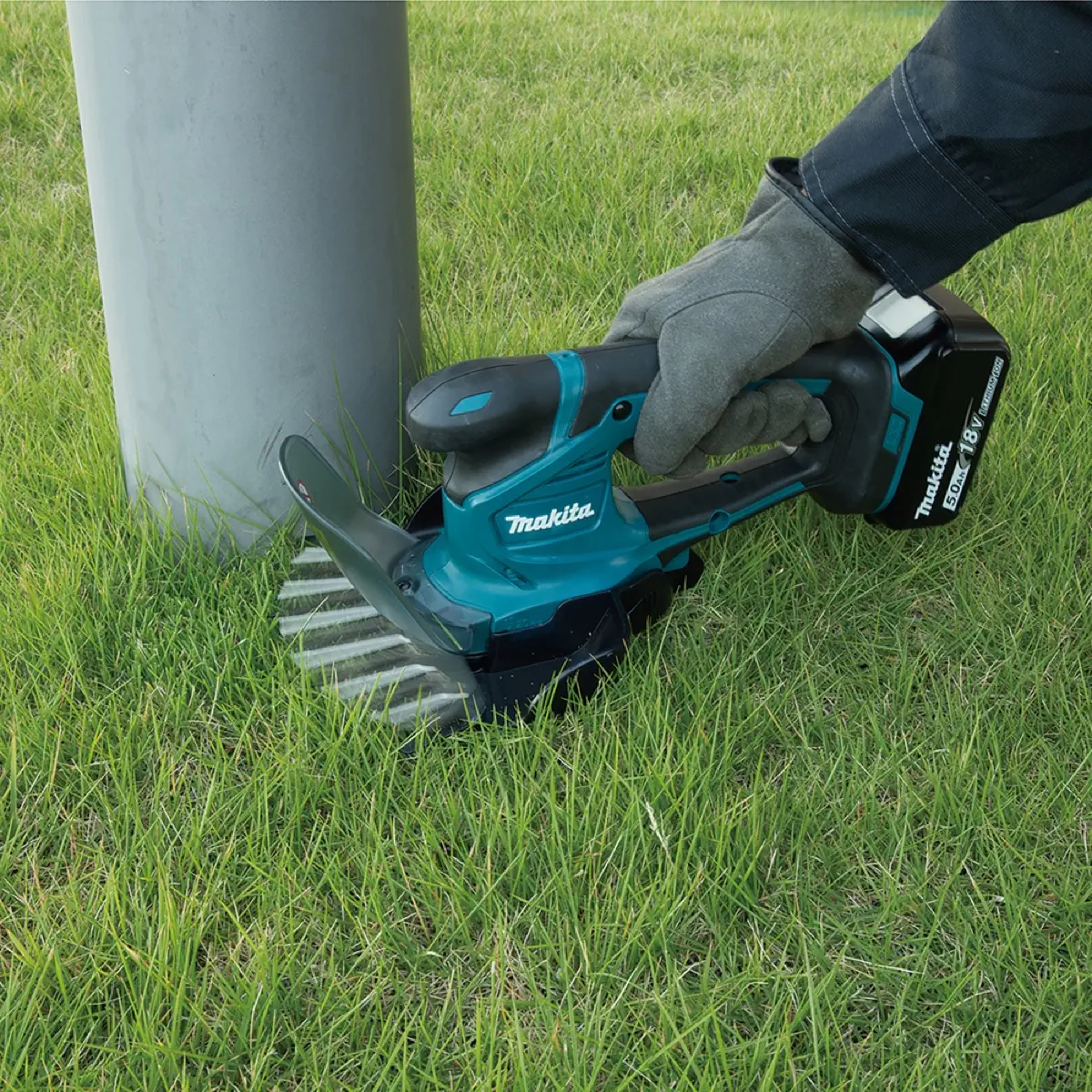 Makita Brushless Cordless Chain Saw (25 cm) W/Battery (18 V, 5 Ah), Charger & Grass Shear