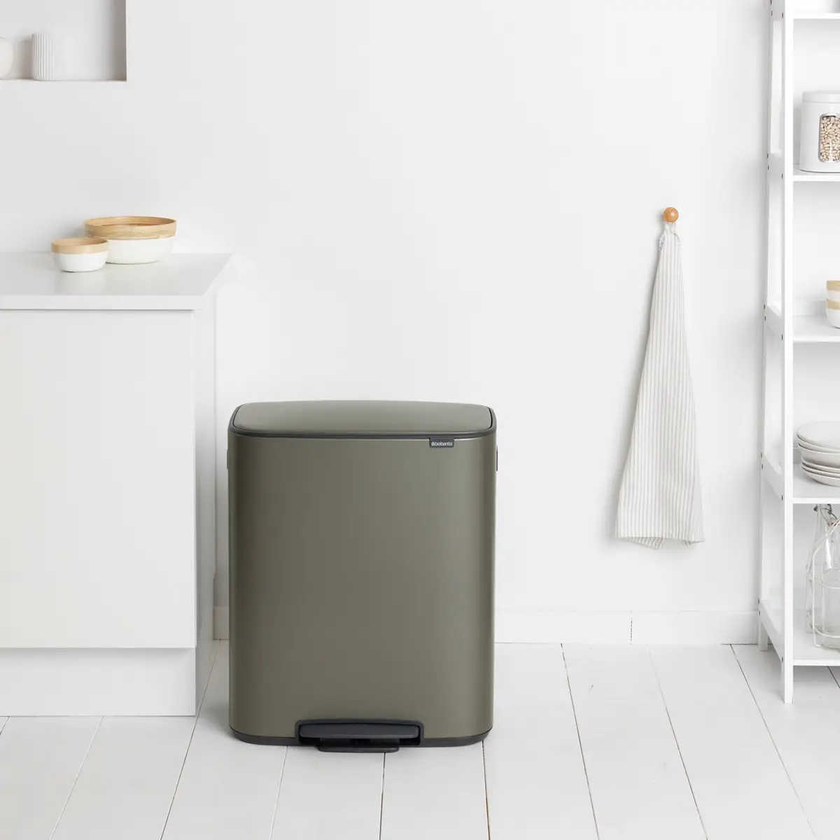Brabantia Stainless Steel Bo Pedal Bin (36.3 x 54.1 x 65.2 cm, 60 L, Platinum)