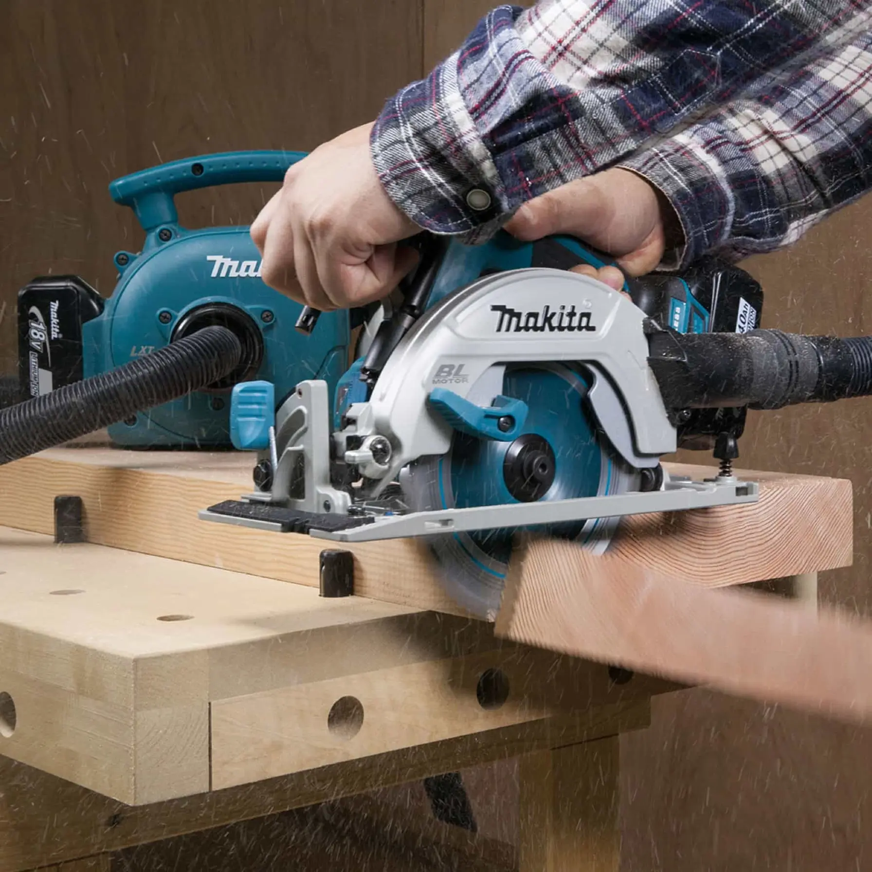 Makita Cordless Circular Saw W/Batteries & Charger, DHS680RTJ (18 V, 165 mm)