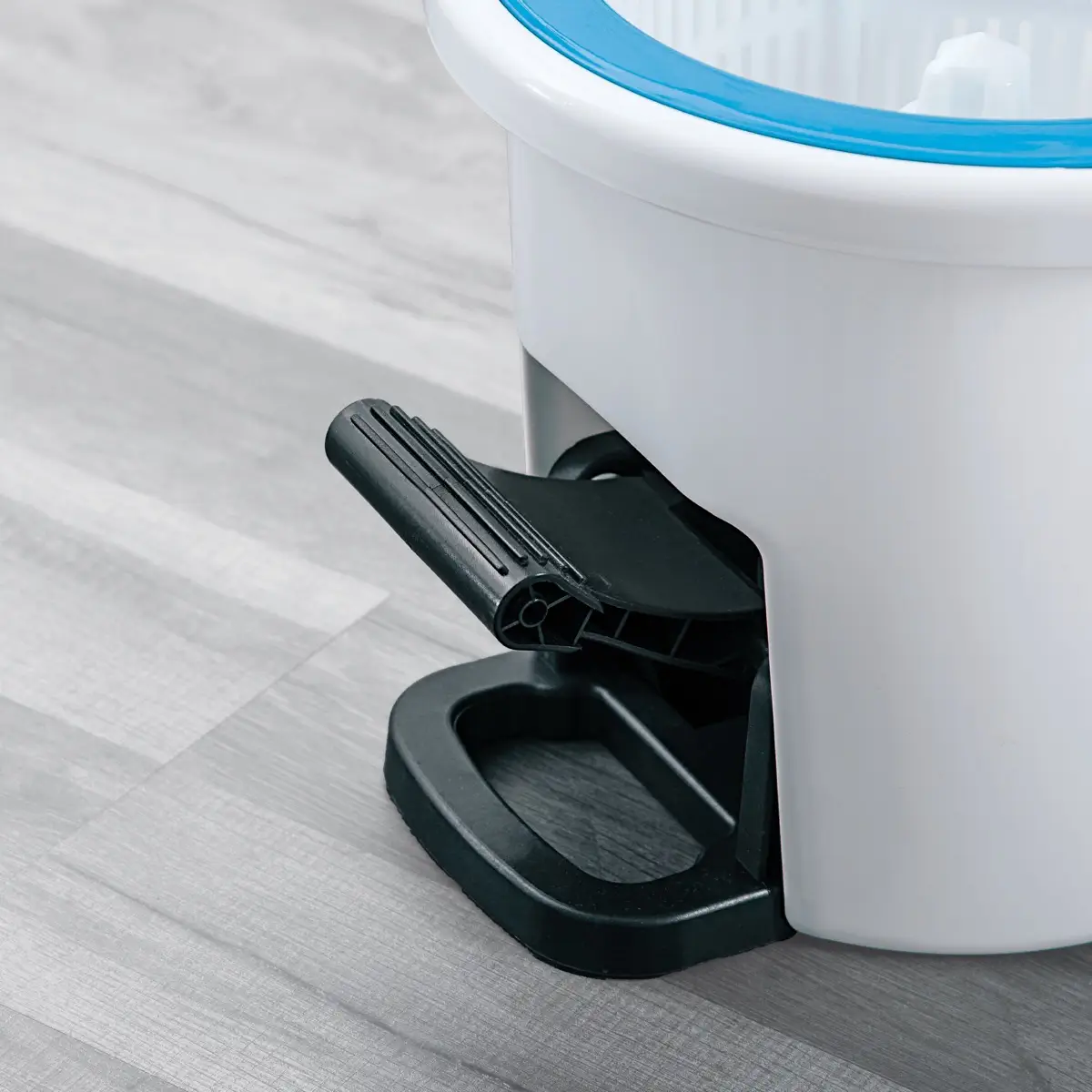 Black+Decker Spin Mop & Bucket (White & Aqua)
