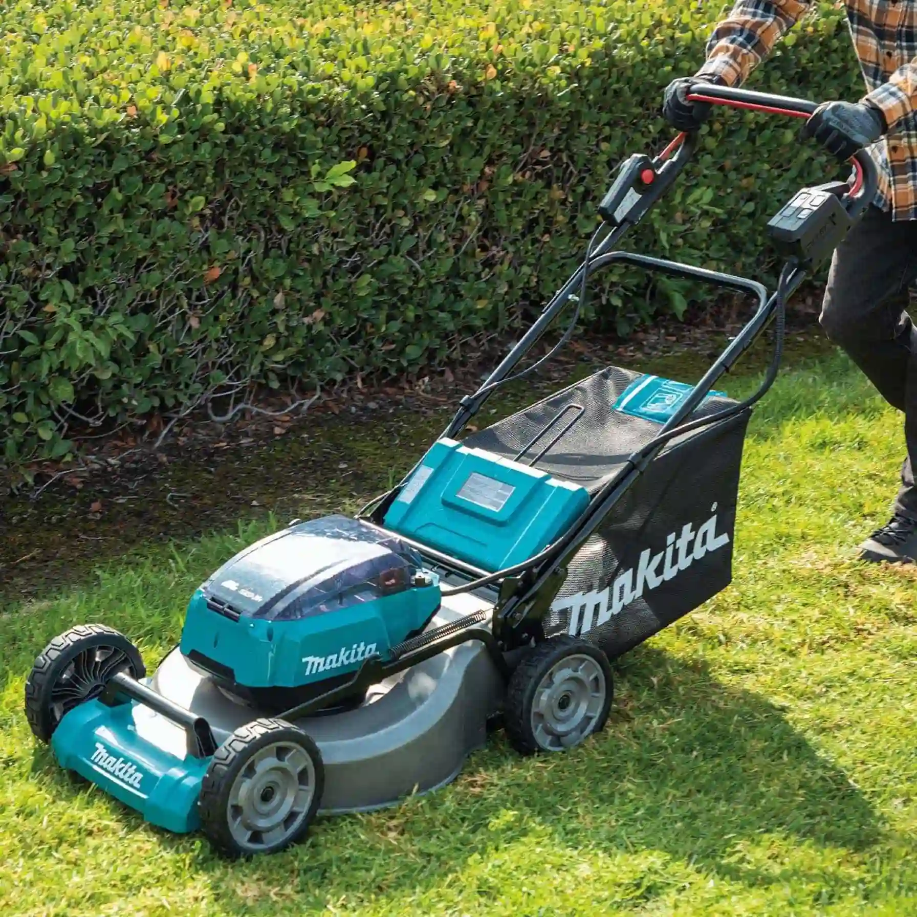 Makita Cordless Lawn Mower W/Batteries & Charger, DLM531 (18 V + 18 V)