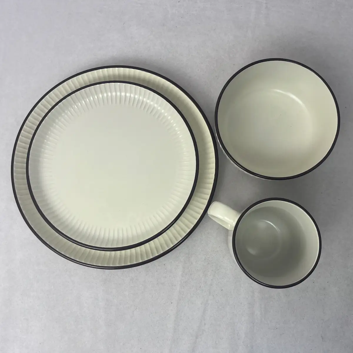 La Maison Stoneware Dinner Set (Beige, 16 Pc.)