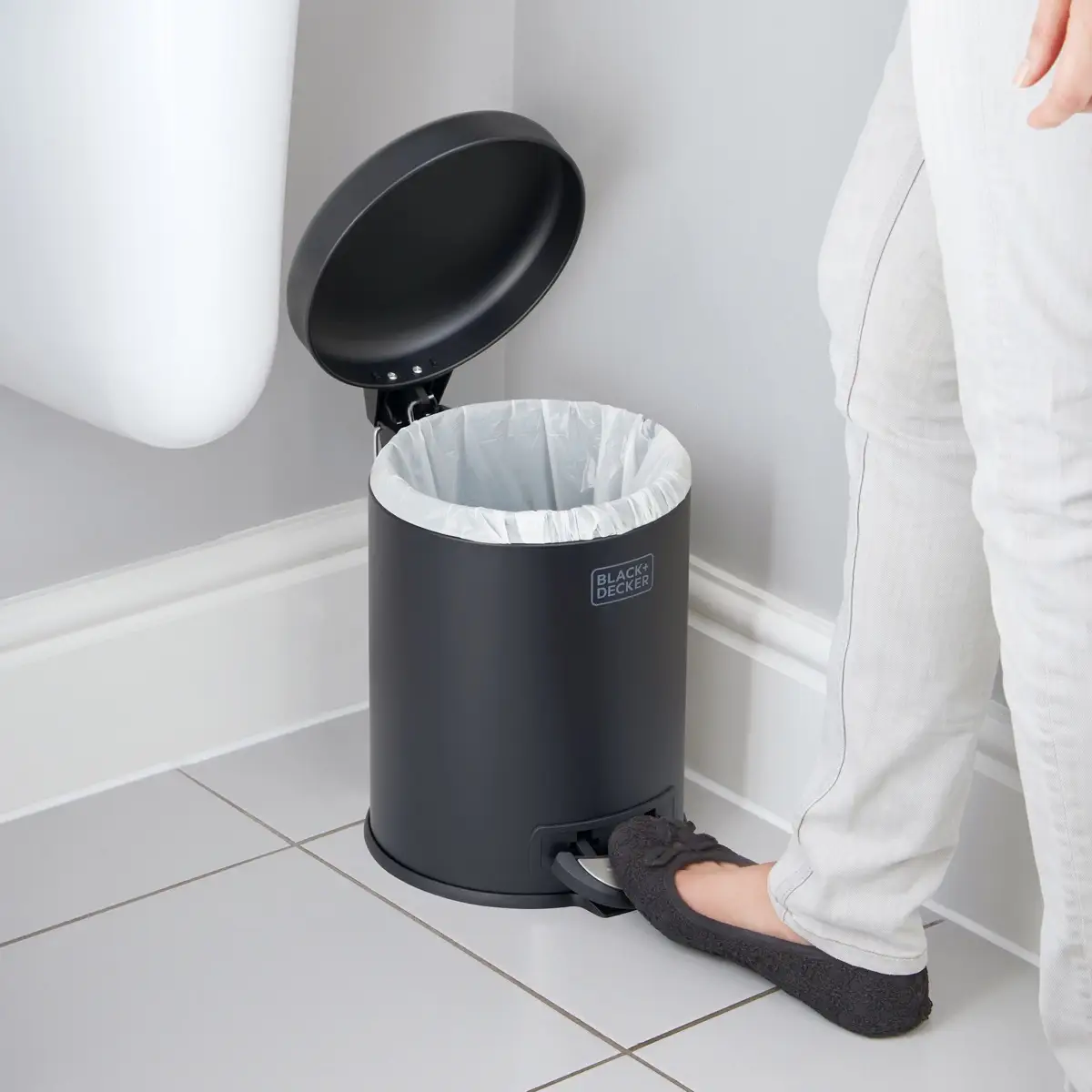 Black+Decker Dome Lid Pedal Bin (24.5 x 24.5 x 32 cm, 5 L, Matte Black)