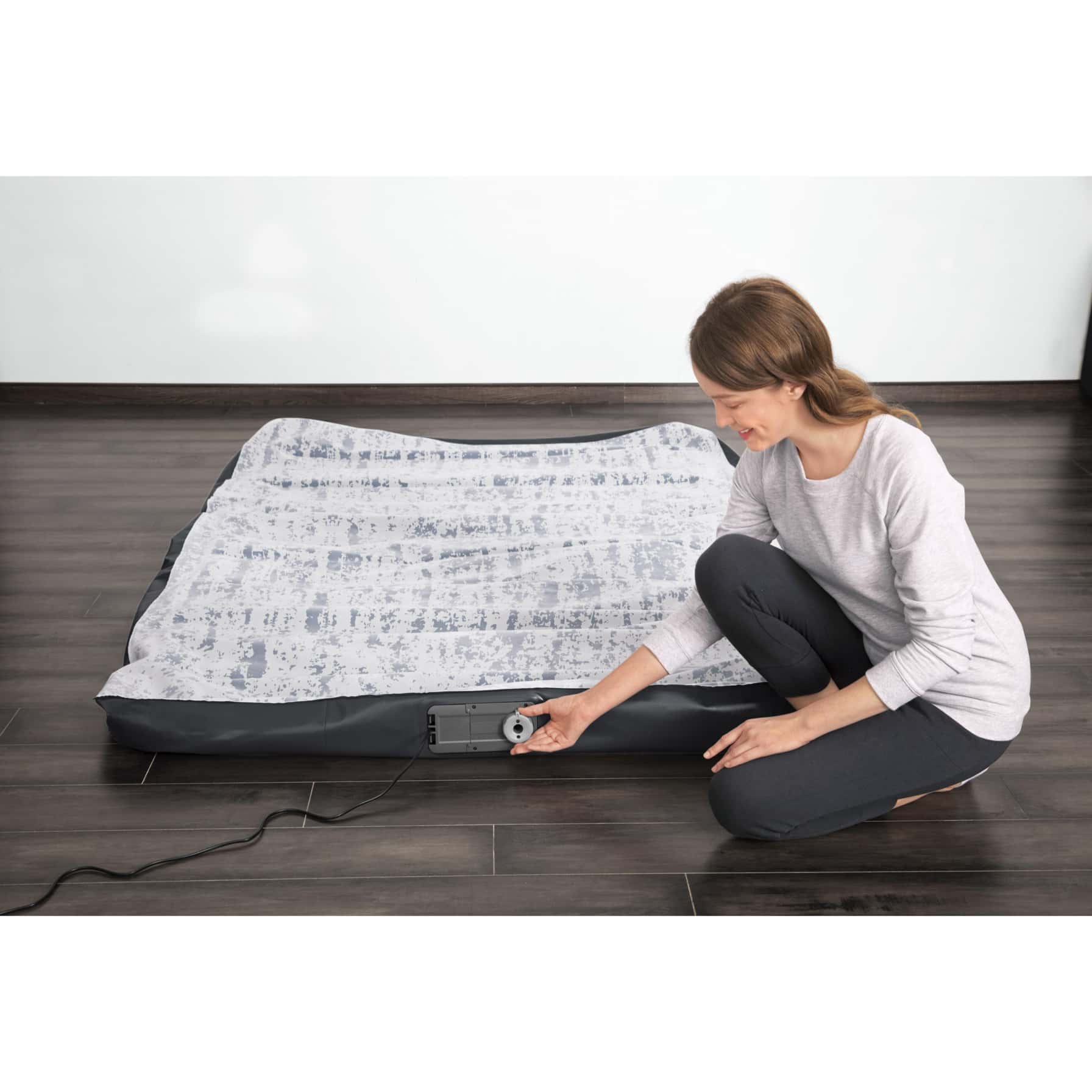 Bestway 2-Person Inflatable Queen Air Bed W/Built-In AC Pump (203 x 152 x 30 cm)