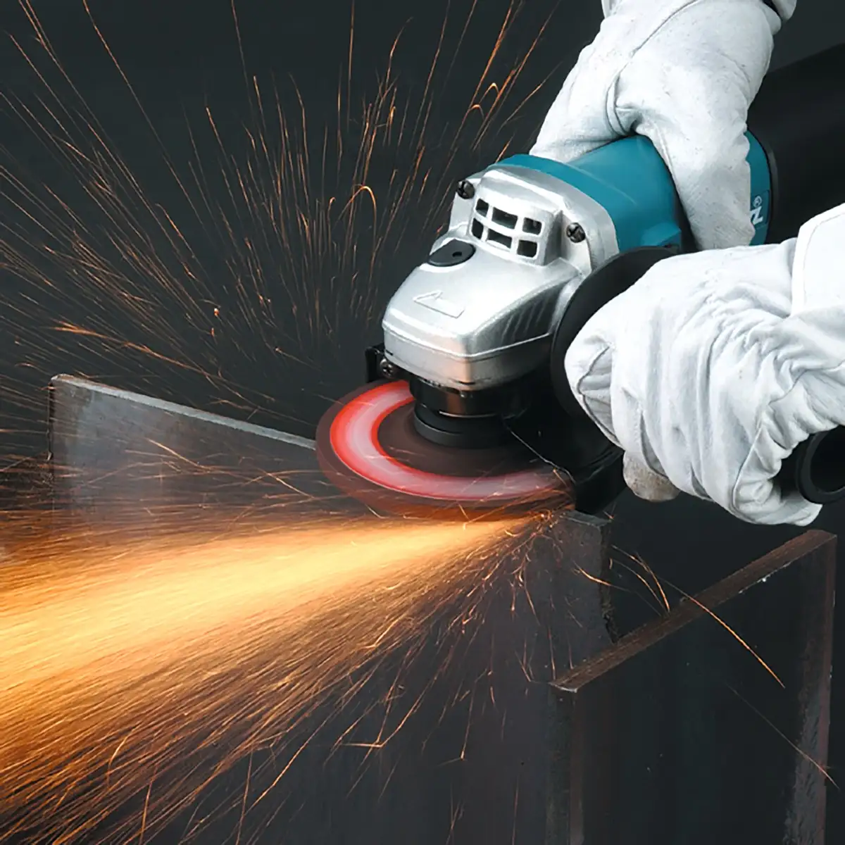 Makita Corded Power Angle Grinder, 9557HNG (27 x 12.9 x 10.6 cm, 840 W)