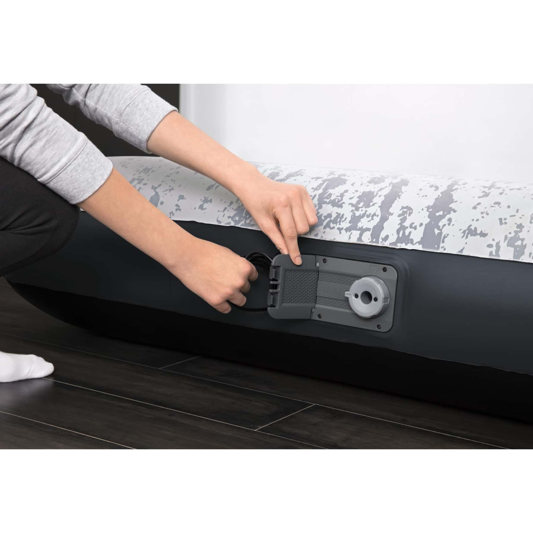 Bestway 2-Person Inflatable Queen Air Bed W/Built-In AC Pump (203 x 152 x 30 cm)