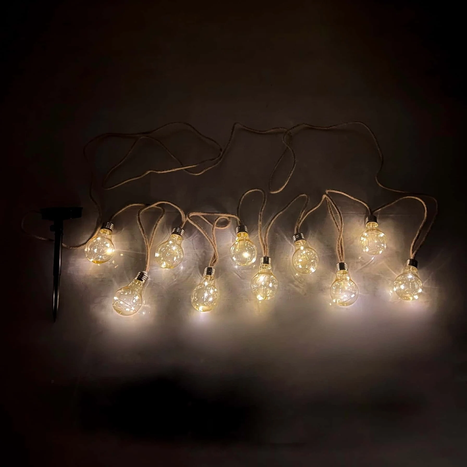 10-Bulb Rechargeable Solar String Light (570 cm)