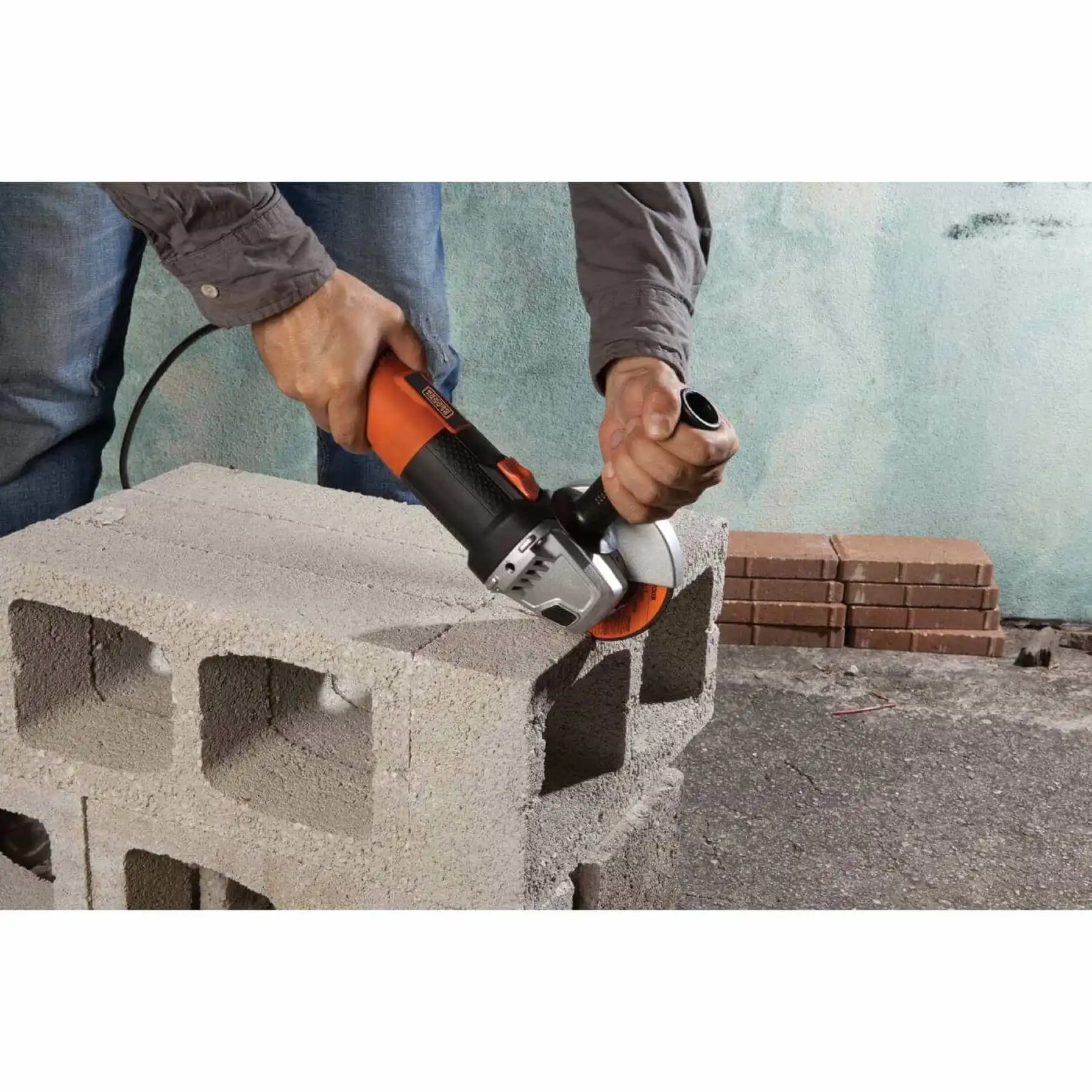 Black + Decker Small Corded Angle Grinder W/Discs, G720P-B5 (820 W)