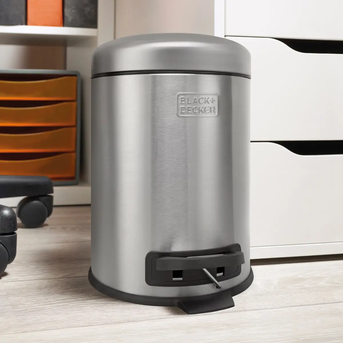 Black+Decker Dome Lid Pedal Bin (24.5 x 24.5 x 32 cm, 5 L, Stainless Steel)