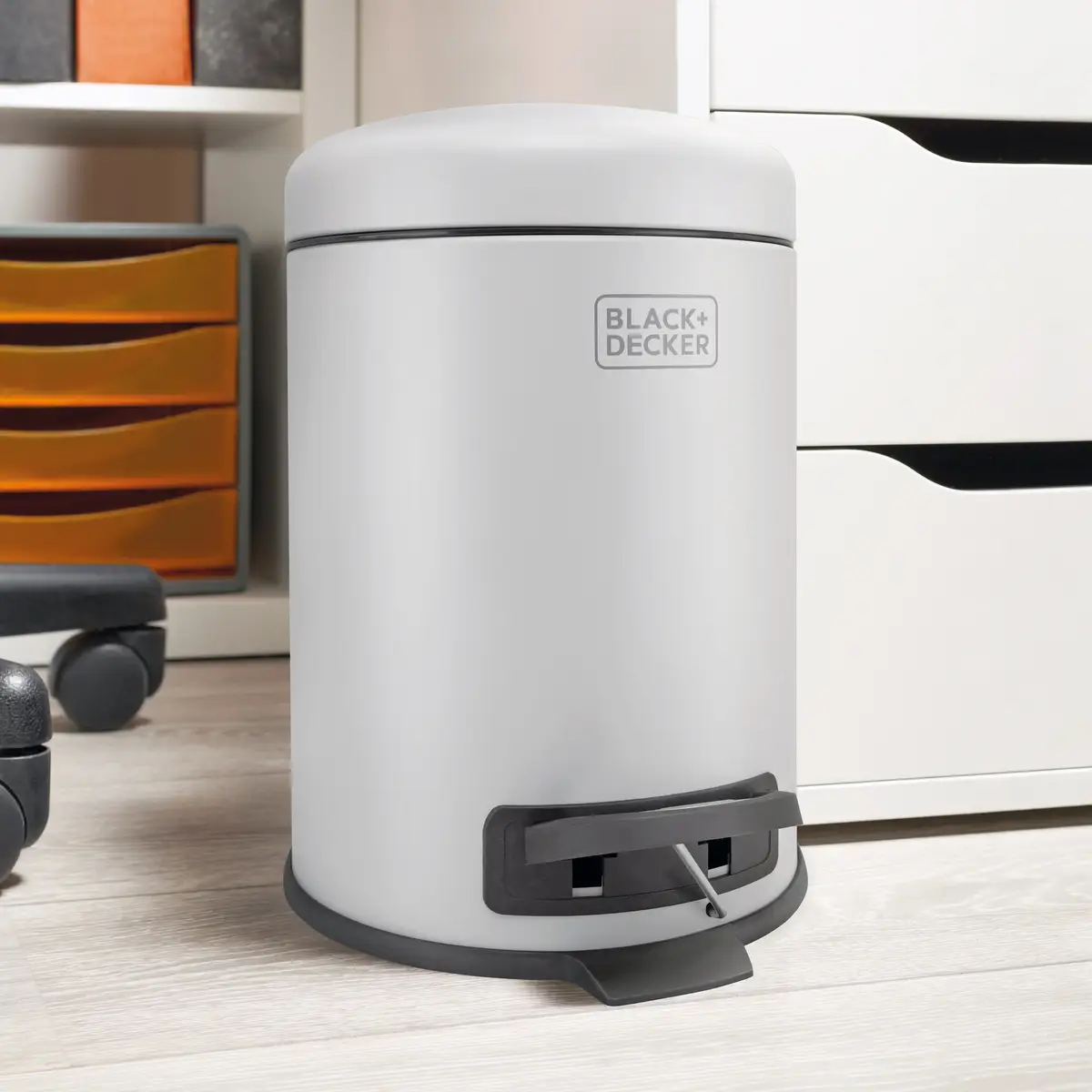 Black+Decker Dome Lid Pedal Bin (24.5 x 24.5 x 32 cm, 5 L, Grey)