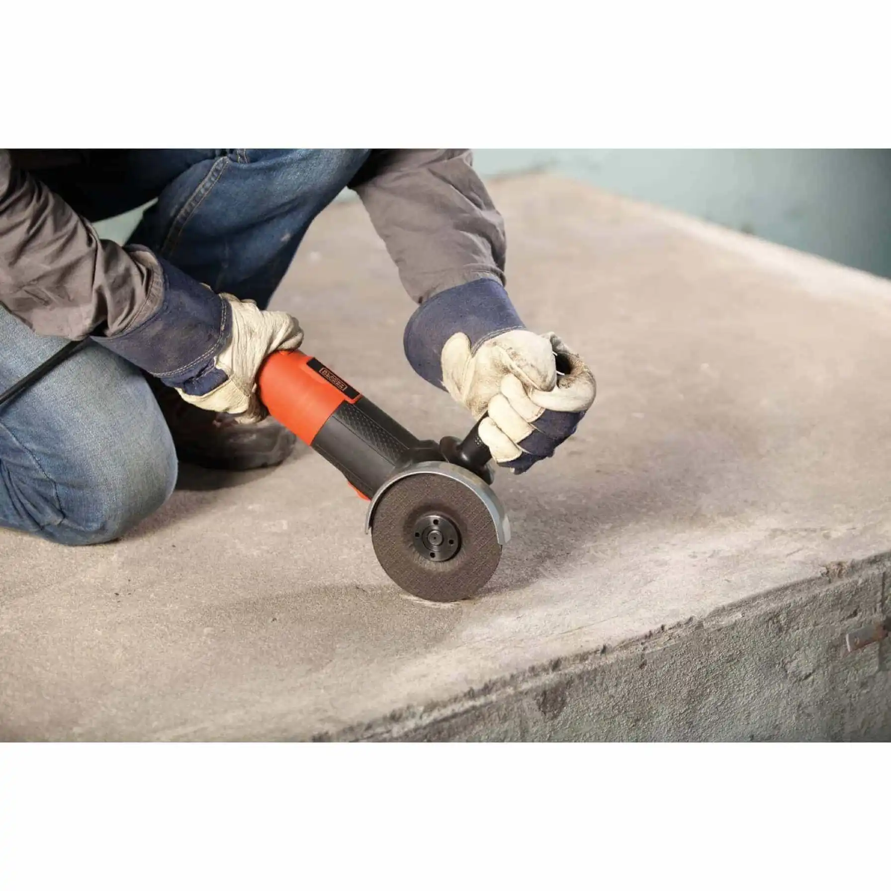 Black + Decker Small Corded Angle Grinder W/Discs, G720P-B5 (820 W)